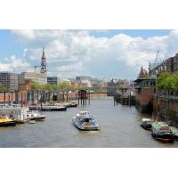 7490 Blick über den Binnenhafen zum Zollkanal - Fahrgastschiff fährt in den Kanal. | Binnenhafen - historisches Hafenbecken in der Hamburger Altstadt.